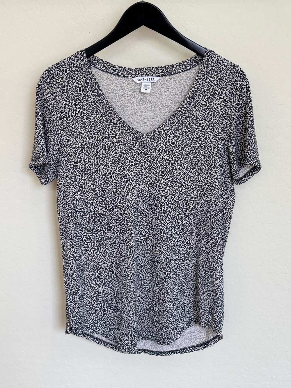 Athleta Breezy Scoop V-Neck Tee Cheetah Micro Print Size M